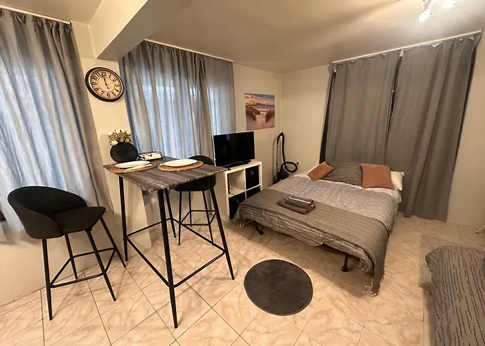 Center شقة فارنا